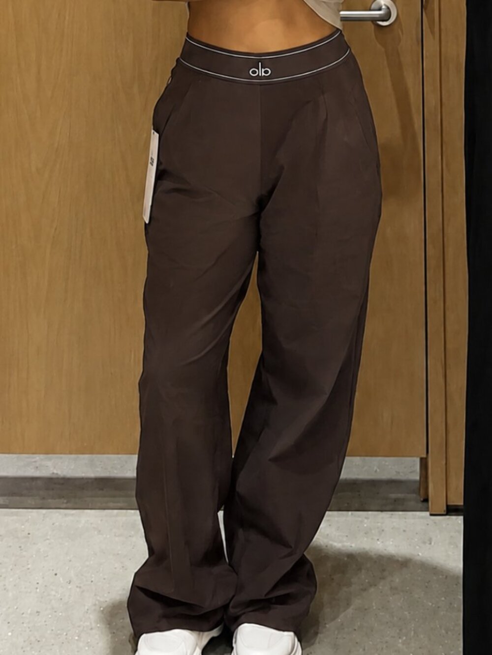 NWT 🥳 ALO Yoga Women's Classic Espresso Relaxed Straight Leg Pants | Regular🤎 - Picture 1 of 9